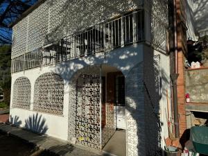 a building with a wall covered in wine bottles at VILLA TARA in Quercianella