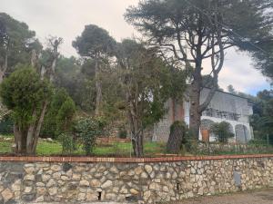 a stone wall in front of a house at VILLA TARA in Quercianella