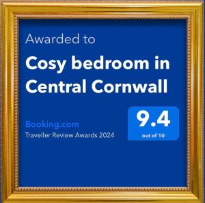 un marco fotográfico con una señal que se vuelve a convertir en un dormitorio acogedor en el pacto central en Cosy bedroom in Central Cornwall, en Constantine