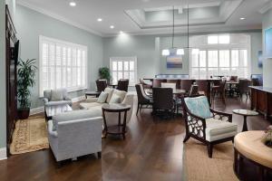 uma sala de estar com cadeiras e uma sala de jantar em Residence Inn By Marriott Charleston Mt. Pleasant em Charleston