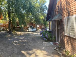 uma casa com um carro estacionado ao lado de uma entrada em Cabañas Rucahue em Pucón