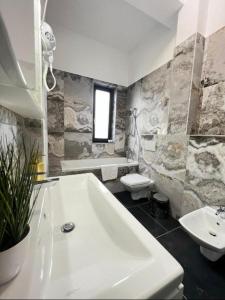 łazienka z wanną, toaletą i umywalką w obiekcie Dream house w mieście Knightswood