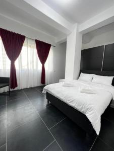 um quarto com uma cama grande e cortinas vermelhas em Dream house em Knightswood