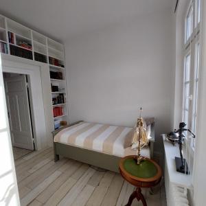 una camera da letto con un letto e un tavolo in una stanza di Privatunterkunft im Erdgeschoss a Nordenham