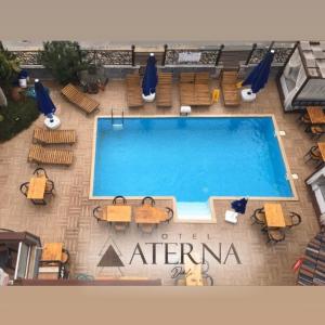 una vista aérea de una piscina con mesas y sillas en ATERNA HOTEL, en Dikili