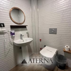 Koupelna v ubytování ATERNA HOTEL