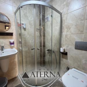 Koupelna v ubytování ATERNA HOTEL