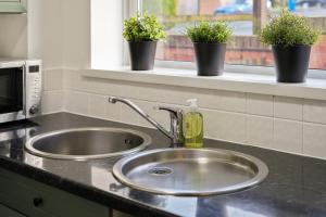 Η κουζίνα ή μικρή κουζίνα στο Tapton View - Modern Stay Near Chesterfield Town Center, Train Station & the Peak District