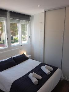 La HoradadaにあるMigyana Horadadaのベッドルーム1室(大型ベッド1台、枕2つ付)