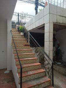un conjunto de escaleras en un edificio con un hombre en él en Casa para carnaval, en Salvador