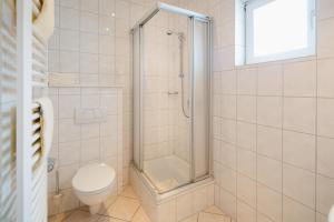 y baño con ducha y aseo. en Haus Meeresblick Wohnung 5, en Norderney