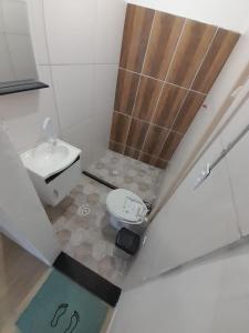 a small bathroom with a shower and a toilet at Kitnet Mobiliada Itaboraí in Itaboraí