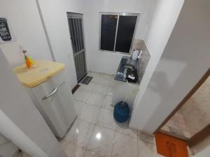 uma pequena casa de banho com um lavatório e um balcão em Kitnet Mobiliada Itaboraí em Itaboraí