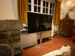 TV a/nebo společenská místnost v ubytování Les Barolins + 23 fotografií