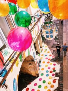 un couloir rempli de ballons et un tunnel avec un tunnel dans l'établissement Maison Médiévale, à Laon