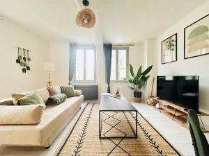 Maison Médiévale في لاوون: غرفة معيشة مع أريكة وتلفزيون