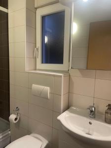 Ένα μπάνιο στο Klek Apartment
