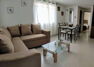 sala de estar con sofá y mesa en Dpto en Altozano 34, en Morelia