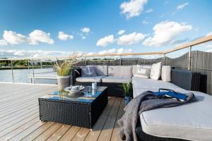 Hausboot Aegir mit Dachterrasse in Schleswig am Ostseefjord Schlei的阳台或露台