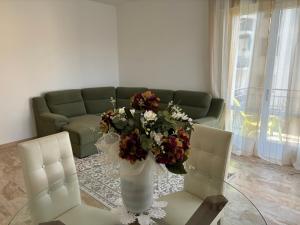 una sala de estar con un jarrón de flores sobre una mesa de cristal en Sferica en Campalto