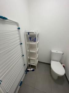 La salle de bains est pourvue de toilettes et d'une cabine de douche. dans l'établissement Appartement résidentiel Longjumeau, à Longjumeau