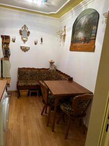 a dining room with a table and a couch at KRAICHGAU # 3-ZKB mit Balkon im EG, Monteurzimmer in Eppingen