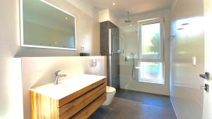 a bathroom with a sink and a toilet and a window at Nautilus-Bay Apartments - Exklusive Suite in erster Reihe - Suite 320 in Zavala +25 photos