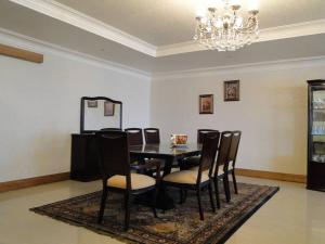 une salle à manger avec une table et des chaises noires dans l'établissement Zamalek Retreat: Premium Stay with Nile View, au Caire