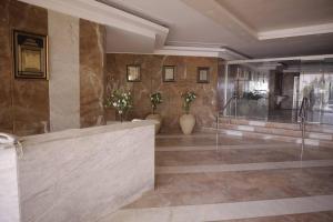 - un hall avec deux vases aux fleurs sur le mur dans l'établissement Zamalek Retreat: Premium Stay with Nile View, au Caire