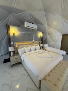 Postel nebo postele na pokoji v ubytování Wadi rum anwar luxury camp