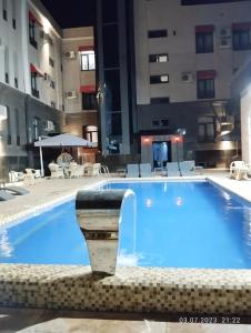 een zwembad in het midden van een gebouw bij Dera Hotel in Bukhara