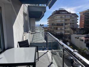 balkon ze stołem i krzesłami w budynku w obiekcie Apartamento Nogamar en Fuengirola, a 50 metros de la playa w mieście Fuengirola