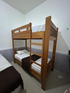 Katil dua tingkat atau katil-katil dua tingkat dalam bilik di Mais Hotel Express