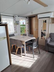 Gastes的住宿－GH Vacances La Réserve，用餐室以及带桌椅的起居室。
