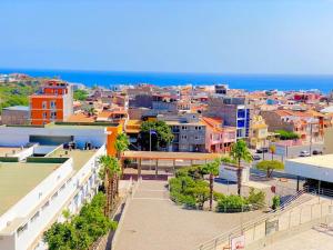 eine Luftansicht einer Stadt mit Gebäuden und dem Meer in der Unterkunft Apartamento sublime c/vista top. in Praia