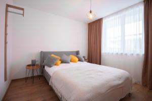 um quarto com uma cama grande e almofadas amarelas em MAT Apart em Topliţa