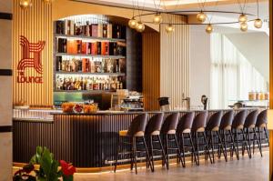 un bar avec une rangée de chaises dans un restaurant dans l'établissement Pravets Lake Panorama Apartments, à Pravets