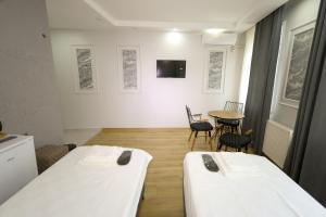 TV a/nebo společenská místnost v ubytování JOE BLACK APART