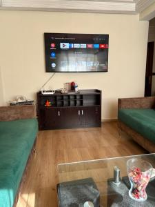En TV eller et underholdningssystem på Charmant appart 2 chamb+salon au cœur de la ville!