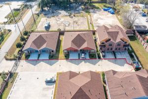 einen Blick über ein Haus mit Dächern in der Unterkunft Pet Ok, Family Friendly, Gated community in Houston
