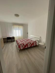 Un pat sau paturi într-o cameră la La Terrazza Apartment