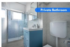 een badkamer met een wastafel, een toilet en een douche bij The Green House - Private Parking and Balcony in Milaan