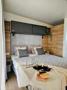 Postel nebo postele na pokoji v ubytování Mobile Home Peponi Del Mar, BRAND NEW
