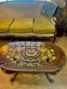 um sofá e uma mesa de centro com uma tampa de vidro em Casa de Campo en LA GUAPEADA POLO, Pilar em Pilar