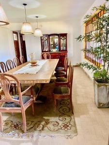 uma sala de jantar com uma mesa de madeira e cadeiras em Casa de Campo en LA GUAPEADA POLO, Pilar em Pilar
