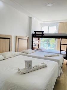 duas camas num quarto de hotel com uma caixa em hotel nativo em Valledupar