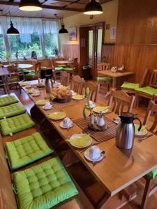 una sala da pranzo con un grande tavolo in legno e sedie di Falkenstein-Hütten a Bad Schandau