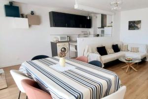 Una sala de estar con una mesa y sillas en una habitación. en SEA VIEW Classé 3 étoiles climatisé Terrasse Vue Mer Parking by LaConciergerie13, en La Ciotat 10 fotos más