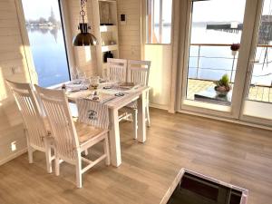 Φωτογραφία από το άλμπουμ του Hausboot Flying Dutchman mit Dachterrasse in Schleswig am Ostseefjord Schlei σε Σλέσβιχ