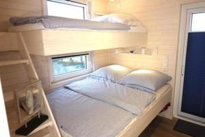 Ένα ή περισσότερα κρεβάτια σε δωμάτιο στο Hausboot Flying Dutchman mit Dachterrasse in Schleswig am Ostseefjord Schlei